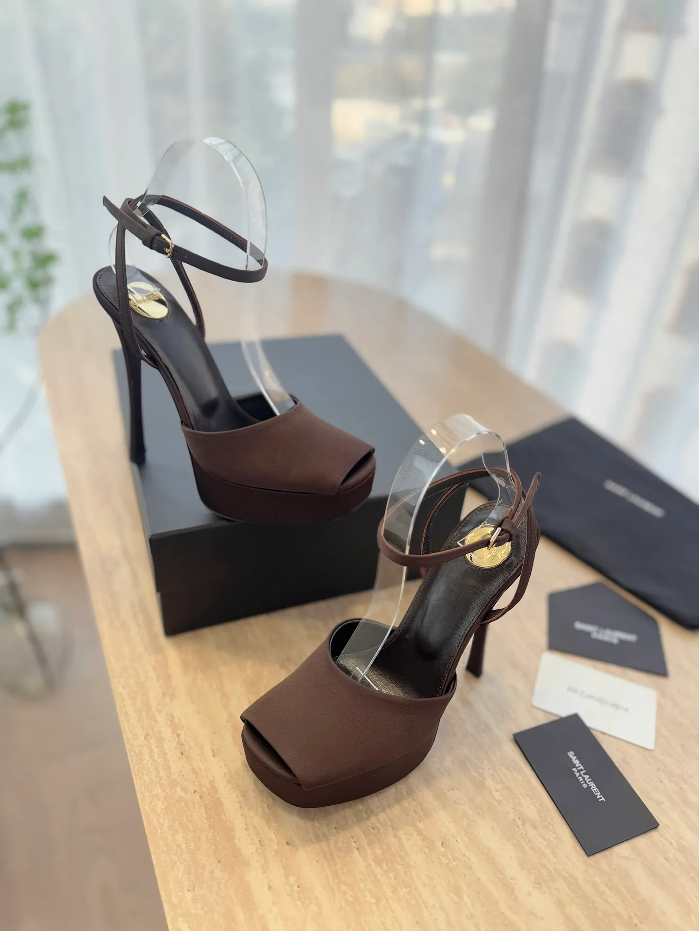 👟👟Ex-factory price 620👟👟 "SAINT LAUREN*" Saint Laurent ysl 25/spring and summer new catwalk high heels·new shoe style with 3 cm water platform. Only YSL understands women's hearts best and does not accept refutation. It is a super invincible feminine artifact and a must-have for women (z-product full-body customization, own molded toe hardware, perfect consistency). Compare the differences between pictures and goods on the market. ✔Upper: Customized imported silk, patent leather ✔Inner lining: imported sheepskin ✔Sole: imported genuine leather outsole ✔Heel height: 14cm ✔Number of yards: 35-39 (40.41.42 can be customized and non-returnable) (Full set of packaging)